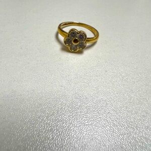 Selling a 14k gold ring that is size 6